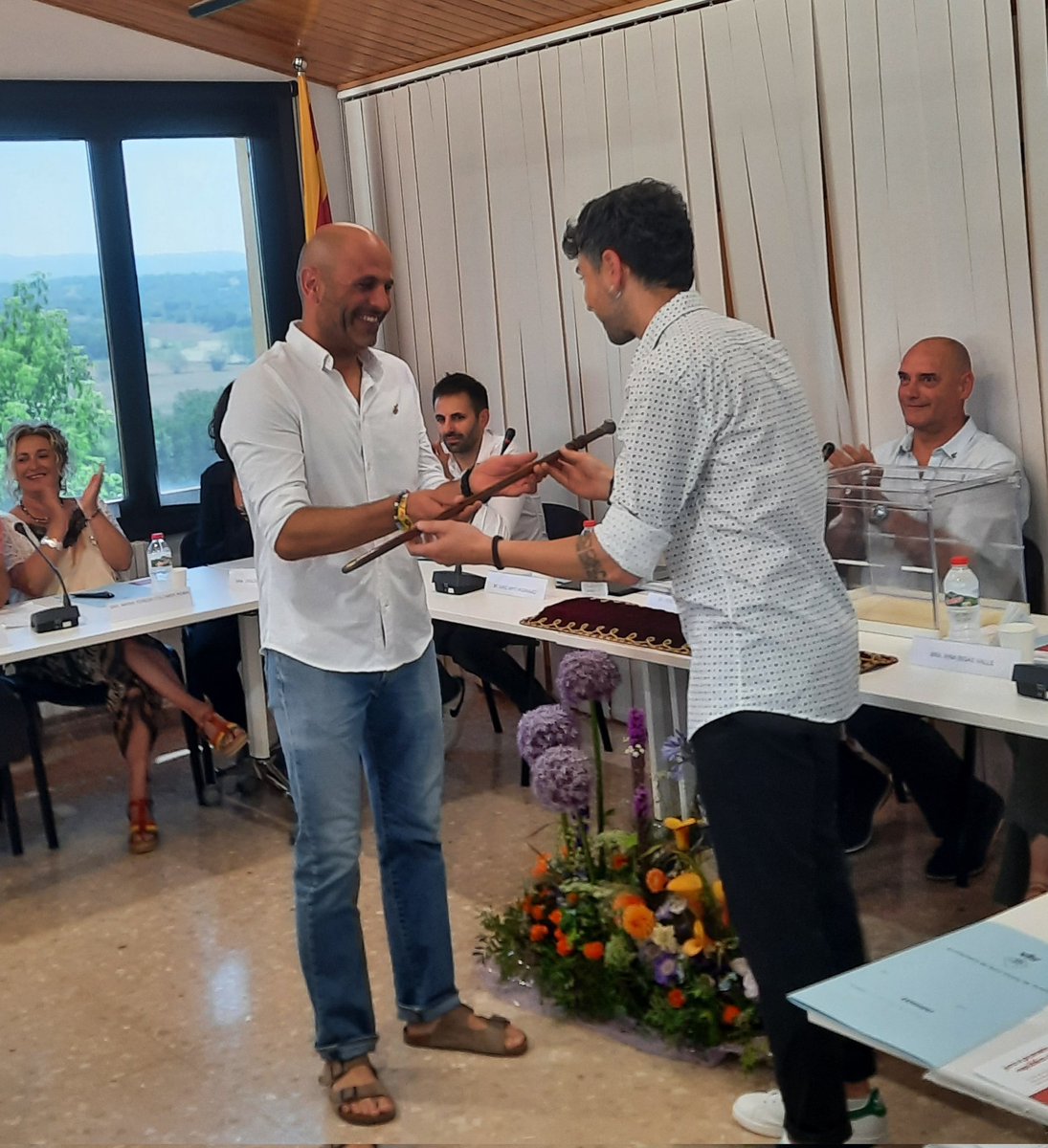 Si ja tenia la sort de tenir-lo com a amic, ara també d'alcalde! L'<a href="/EnricMayo/">Enric Mayo Rodriguez</a> s'hi deixarà la pell, fent més fàcil, digne i agradable la vida al veïnat.

És de justícia agrair la dedicació, esforç i encerts de <a href="/esibina/">Èric Sibina</a> i equip en aquests anys. Ara a descansar!

#StVicençTorelló