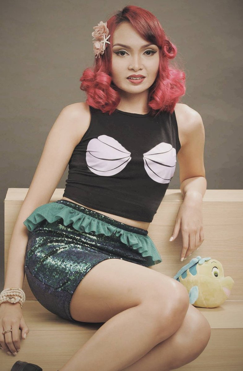 Mmmmmaya's tweet photo. I've been disneybounding Ariel since college. First pic was from last night. The second pic was my creative shot for my college graduation. 😄🧜‍♀️

#disneyboundingariel #disneybound #disneybounding #thetlittlemermaid #arieldisneybound #disneyoutfit https://t.co/dgG7vhM23a