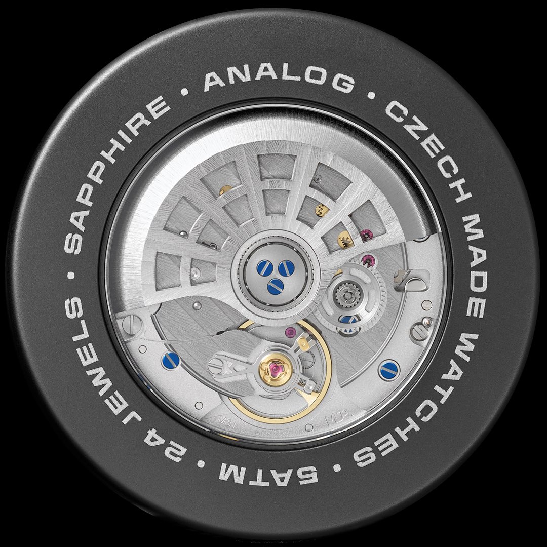 Design of new model ANALOG watches uses the Barell font, which complements a set of numerals adapted for use on the dial. The typography is perfectly width-adapted to the circular diameter thx to Variable font technology. 

briefcasetype.com/blog/design-of…

 #fontinuse #variablefonts