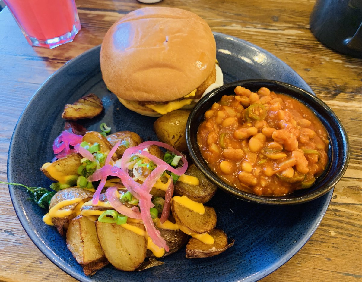 A FOOTBALL TOURIST'S GUIDE TO NORWICH - Part Two
Make up for men, a friendly (if smelly) club - and the best breakfast ever.

BLOG HERE: janestuart.co.uk/2023/06/17/a-f…

#Norwich #Norfolk #breakfast #tourism #tourist #FootballTouristGuide #TouristGuide #NorwichCity #Canaries