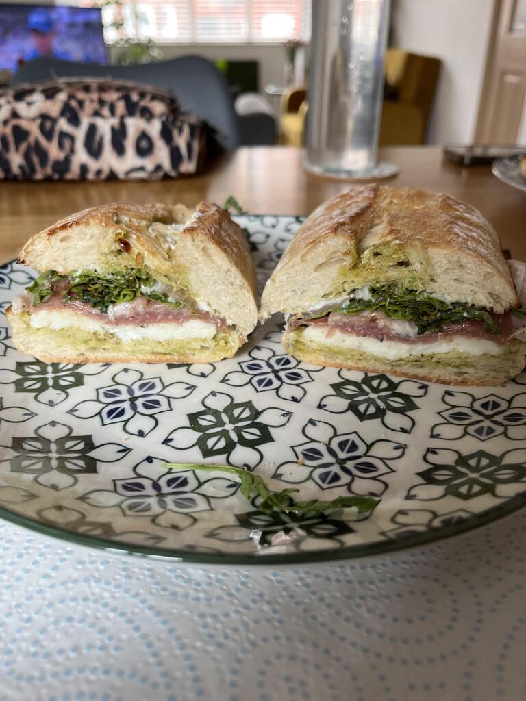 Homemade - Prosciutto, pesto mayo, mozzarella, rocket and balsamic glaze on a sourdough baguette. Preparing for a long day on the booze
homecookingvsfastfood.com
#homecooking #homecookingvsfastfood #food #fastfood #foodie #yum