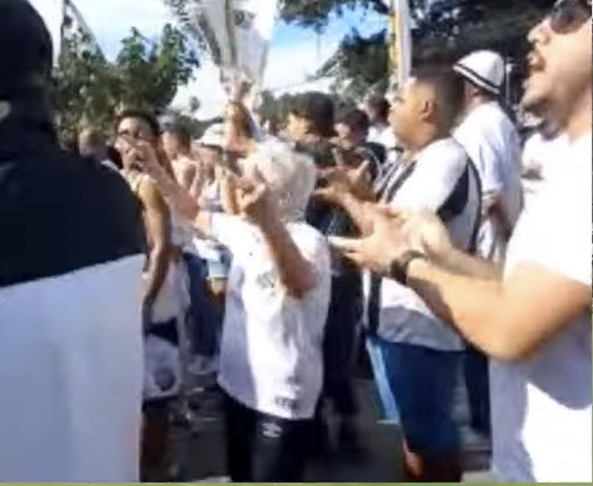 beicolasantista's tweet photo. 🚨Simplesmente a Vovó da Vila no protesto com direito a dedo do meio e tudo mais https://t.co/OV3j318aJi