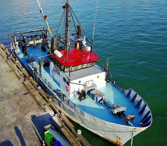 Thread: Αυτό είναι ένα κλασικό σκάφος αλιείας μήκους περί των 30μ. Σε αυτό το μέγεθος, και καθότι τα σκάφη αυτά είναι σχεδιασμένα για να φέρουν όλο το φορτίο στα αμπάρια τους, το σύνηθες κέντρο βάρους τους είναι στα 3 μέτρα περίπου. #Ναυάγιο_στην_Πύλο #Pushbacks