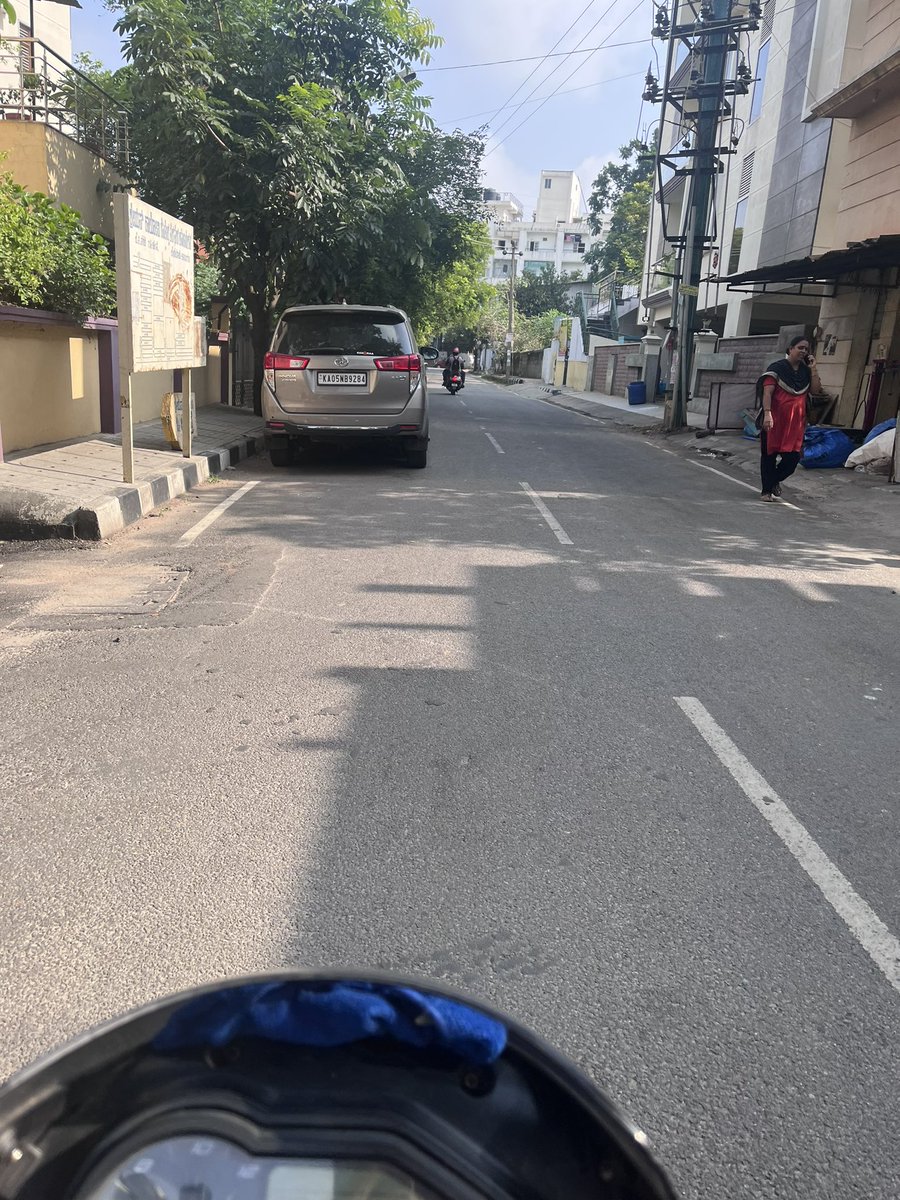 2009NAIK's tweet photo. @blrcitytraffic every day this guy parking his Innova car on the main road. Please raise a violation. 

Date - 17 june 2023, 8.40am
Location- 5th cross Gaurav nagar, JP nagar https://t.co/lIOxKvyCJD
