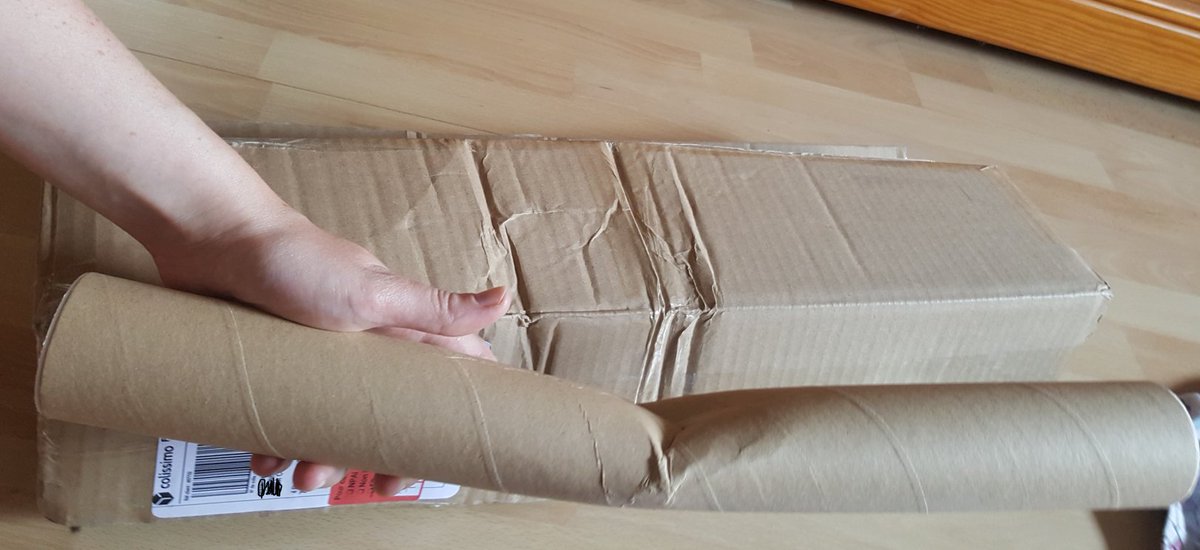 Calyppe's tweet photo. Bonjour @LColissimo Quelle est votre technique ? Je pense que même intentionnellement, j'aurais du mal à plier un tube aussi épais à travers un paquet aussi grand. https://t.co/mDXleJfTks