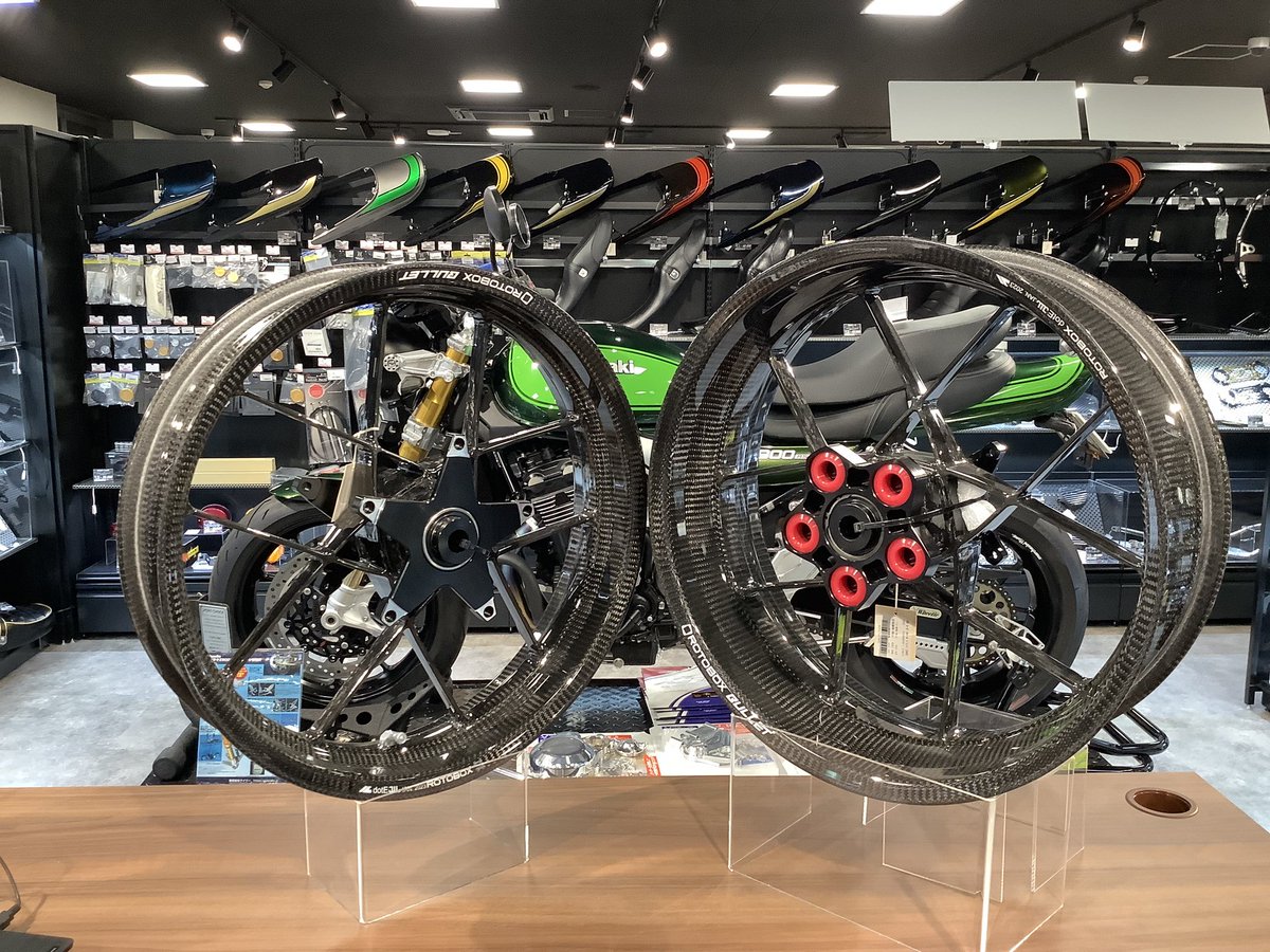 ricolandfukuoka's tweet image. 【イベント案内】
明日は #ROTOBOX  などの海外輸入パーツを幅広く取り扱っている #MOTOSALONOKA の方がご来店です❗️ROTOBOX以外のパーツでもお問い合わせお待ちしております❗️
またROTOBOXはカラーサンプルも展示しますので是非ご来店ください✨
#ライコランド福岡空港店