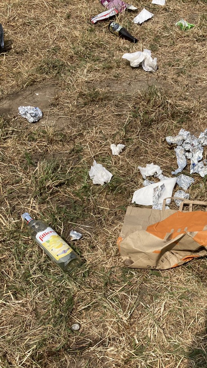 Gisteren zat hier een grote groep jongeren. Ze maakten veel plezier. 
Benieuwd of ze vandaag op dezelfde plek komen zitten. Ongelooflijk….Waar loopt het mis met hun opvoeding? 😠