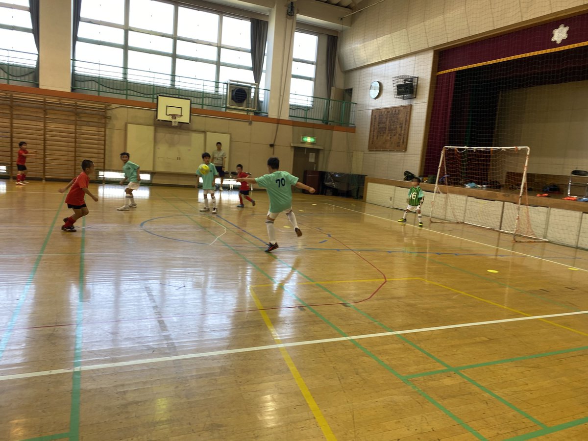 OGUROKUFC's tweet photo. 本日2～3年生は #尾久西FC さんとのTMでした。

日差しが強くなってきた中で、体育館でエアコン付けて快適に実施できました。

最初は押される展開でしたが、徐々にアップで再確認したワイドにパスを回して、ワンツーなどで上がっていく動きができていきました。

対戦ありがとうございました。 https://t.co/xg2UWYK9OH