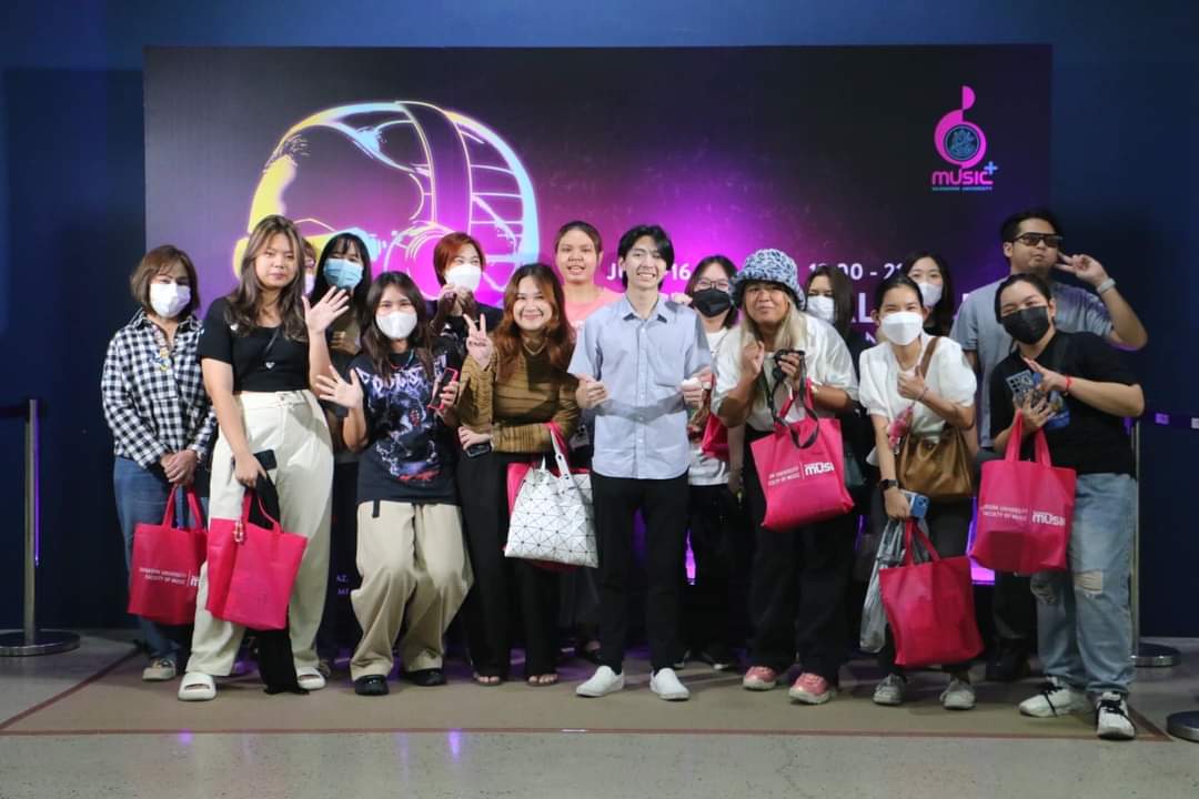 frontstwhome's tweet photo. ขอบคุณทุกคนที่มาหาฟร้อนท์ในวันนี้ด้วยนะคะ
มาให้กำลังใจกันเยอะมากๆ เลย
ฟร้อนท์เรียนจบแล้ว เย้🥳🎉
@BSittawee

#frontstw #tipsyboy
#sufmshowcase2023

📷 @silpakorn_music https://t.co/82GUKhQJhL