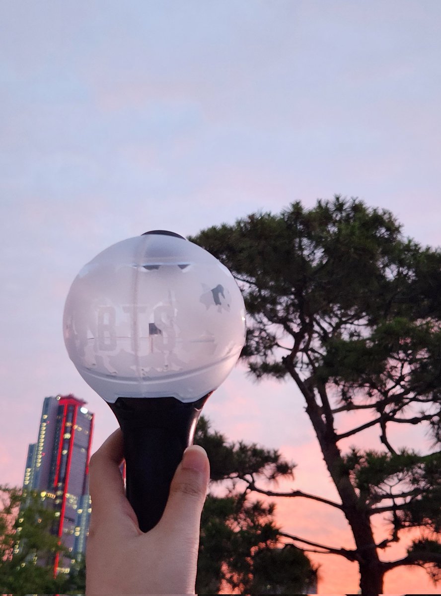 dardar_jk's tweet photo. 페스타라고 하늘도 보라색이네 https://t.co/uYHPMWXTiU