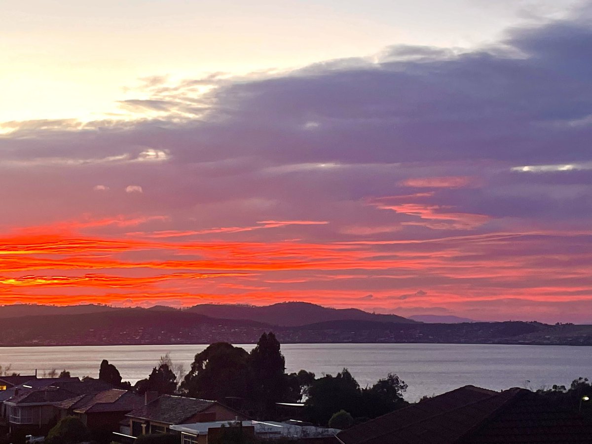 Scarlett sky this morning. A great start to the day. The beginning of a delightful day spent with Sally Wise & her family & friends while apples were turned into apple cider & copious amounts of delicious food was enjoyed
Thanks Sally & Robert
#sunrise #hobartandbeyond @SallyWise