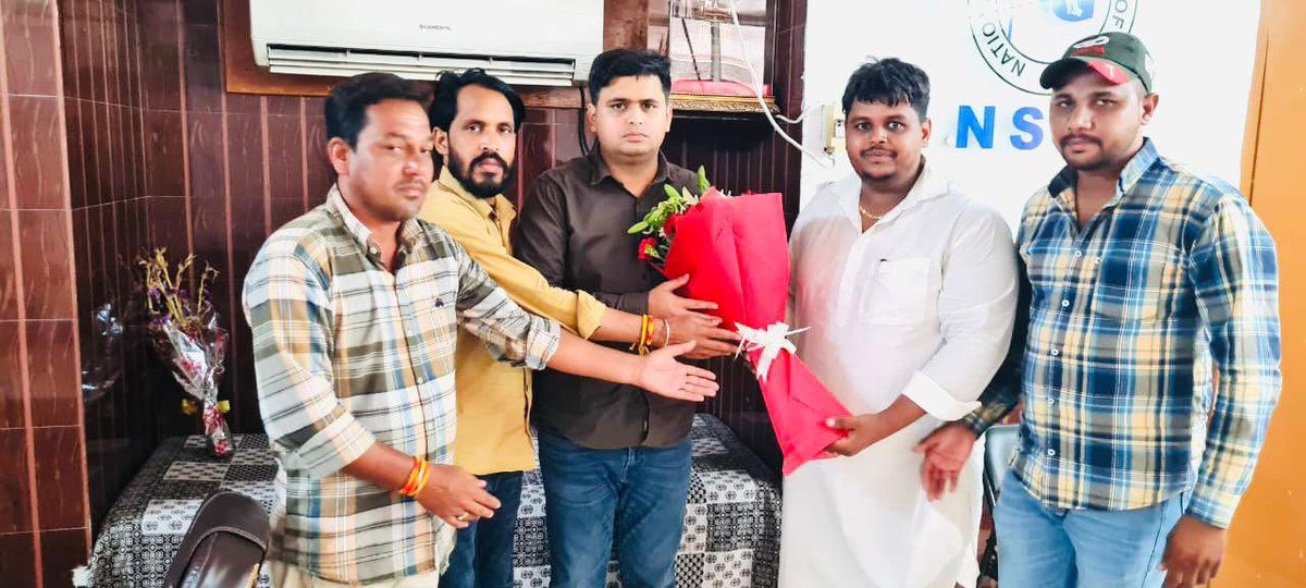 DharmbeerLamba's tweet photo. प्रभार क्षेत्र के जिला श्रीगंगानगर NSUI जिलाध्यक्ष साहिल बंगाली ने दिल्ली में NSUI राष्ट्रीय अध्यक्ष श्री नीरज कुंदन जी से मुलाक़ात कर ‘आरंभ’ कार्यक्रम का पोस्टर विमोचन करवाया।
#Studentsfordemocracy #arambh 
@SahilBangaliInc https://t.co/7lWbZ4x3n9