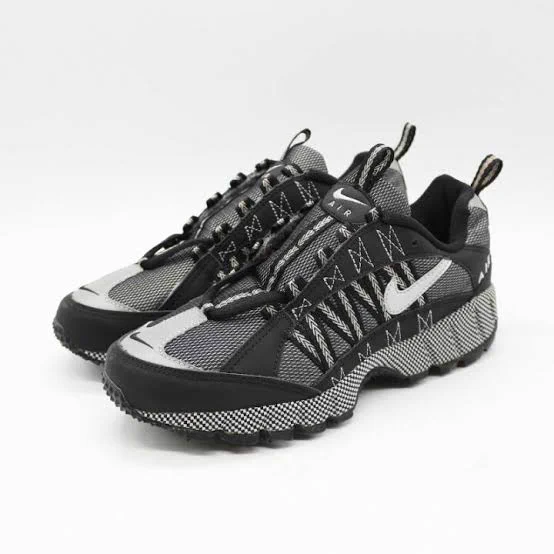 NIKE フマラとSHOXの間の子みたいなスニーカーやな