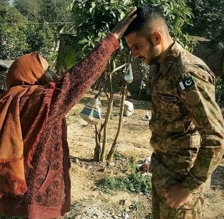 We respect our Army❤
Pak Army is a symbol of bravery and we shouldn't be a traitor by hating our country army 
Pak Army Zindabad❤
<a href="/OfficialDGISPR/">DG ISPR</a> 
#PakArmySymbolOfBravery