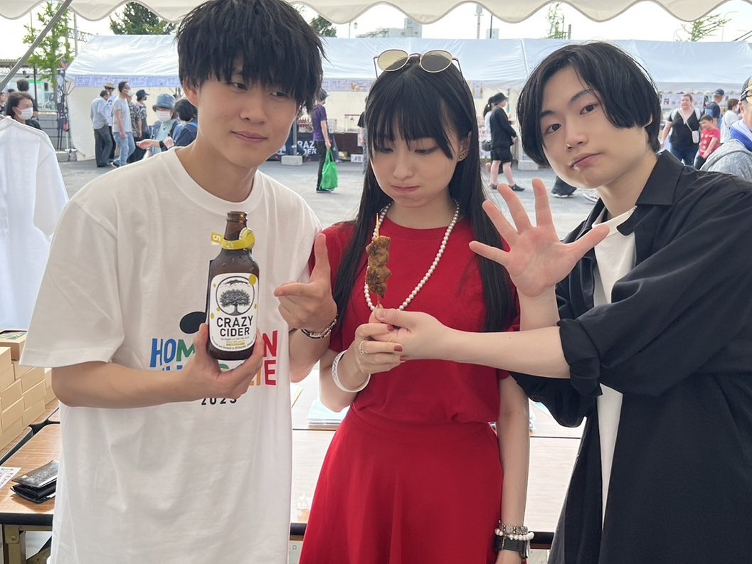SWALLOW9100hono's tweet image. 『HOME TOWN MUSIC  LIFE 2023』1日目!!
無事にライブ終了ー!!
盛り上がりました!
強風すらイイ感じ。
物販も沢山の方にお越しいただいて、ありがとうございます!
夜なべして描いた絵がどんどん旅立って、もう3分の1くらいしか残ってない!😂嬉しいです!
CRAZY CIDERうまかった🕶
#HTML2023