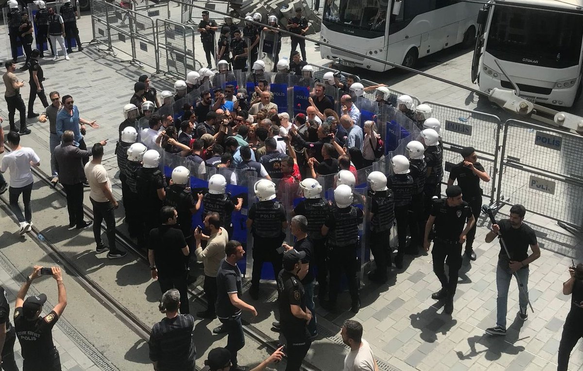 Galatasaray Meydanı bizimdir! Gözaltına alınan arkadaşlarımızı derhal serbest bırakın.

#CumartesiAnneleri951Hafta