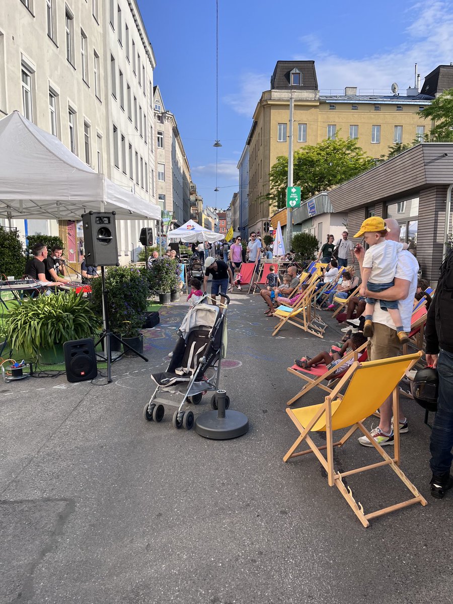 Funktioniert super, die Rosaliagasse autobefreit- wie gestern und heute beim Klimagrätzl von #MeiMeidling vorgeführt. Viell auch eine gute Permanentmaßnahme, um die Ziele im #Klimafahrplan zu erreichen, lieber BV ⁦@wilfriedzankl⁩?