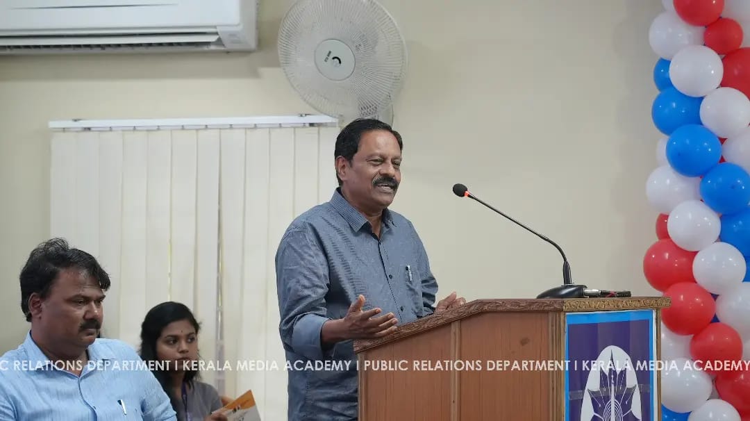 KMA_tweet's tweet photo. കേരള മീഡിയ അക്കാദമിയുടെ ഇൻസ്റ്റിറ്റ്യൂട്ട് ഓഫ് കമ്യൂണിക്കേഷനിൽ 2021- 22 ബാച്ചിൽ പഠനം പൂർത്തിയാക്കിയ വിദ്യാർത്ഥികളുടെ ബിരുദാനന്തര ഡിപ്ലോമ സർട്ടിഫിക്കറ്റ് വിതരണോദ്ഘാടനം കേരള ഹൈക്കോടതി ജഡ്ജി ജസ്റ്റിസ് ശ്രീമതി അനു ശിവരാമൻ നിർവ്വഹിച്ചു.

#Keralamediaacademy #convocationceremony https://t.co/y46i6Gb9yK