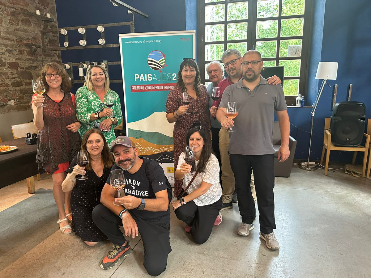 Equipazo de Bloggers en la presentación de #paisajes24, una iniciativa para dar a conocer El Bierzo 😍. ¿Tu lo conoces? <a href="/UNED_Ponferrada/">UNED-Ponferrada</a> <a href="/museo_energia/">La Fábrica de Luz. Museo de la Energía</a> <a href="/termicacultural/">La Térmica Cultural</a> <a href="/bierzoenotur/">Bierzo Enoturismo</a> <a href="/FrutasdelBierzo/">Frutas del Bierzo</a> <a href="/DOBierzo/">C.R.D.O. Bierzo</a>