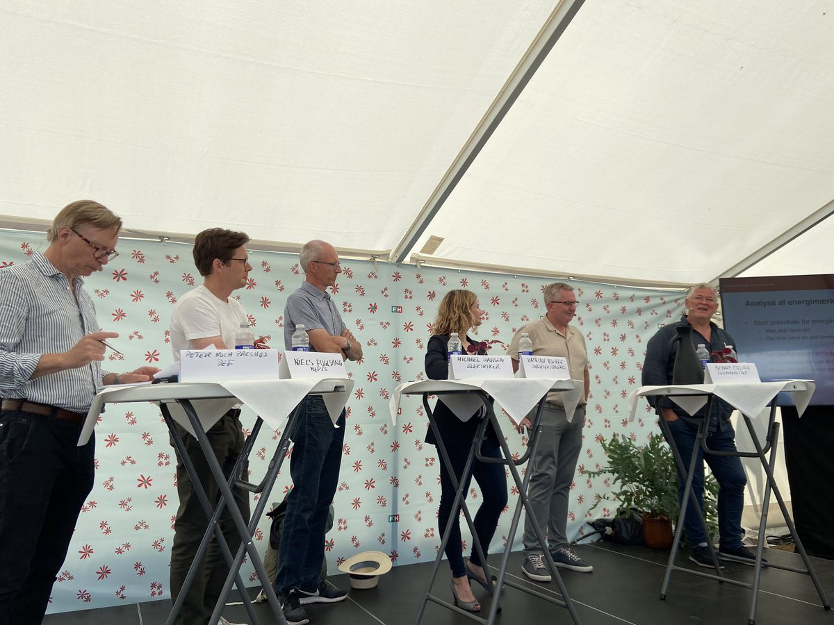 KatrineBjerre's tweet photo. Vi har boligskævhed i Danmark. Regionalt, socialt og øko., men også når det kommer til modstandskraften mod høje energipriser. Dét skal vi gøre noget ved! Ved at energirenovere &amp; sikre sundere boliger &amp; lavere energiregninger.

Tak for god debat @NielsFuglsang DK Elforbund @Cevea https://t.co/dXfcuaDSVI