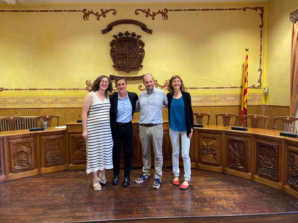 EsquerraShs's tweet photo. Ple de constitució de l’ajuntament de Sant Hilari 🗳️

Iniciem una nova etapa amb el mateix compromís i il•lusió que fa 4 anys. Seguim amb l’objectiu de treballar per fer un Sant Hilari més pròsper i amb futur.

Endavant Xevi, Emma, Albert i Glòria 💪🏻 

#EsquerraSantHilari https://t.co/wCOHfQlnBV
