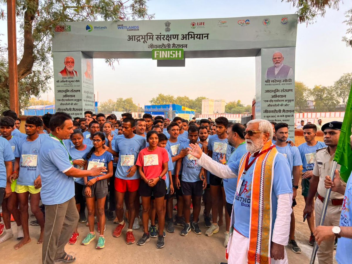 PIB_Patna's tweet photo. केंद्रीय राज्य मंत्री श्री @AshwiniKChoubey ने #आद्रभूमि_संरक्षण_अभियान के तहत आज #बक्सर के किला मैदान से 'जीवनशैली मैराथन' #LIFEathon को हरी झंडी दिखाकर रवाना किया। इस मैराथन में बड़ी संख्या में युवाओं एवं स्थानीय लोगों ने हिस्सा लिया।
#ChooseLiFE #MissionLife
@moefcc https://t.co/Fdbqu3xSM7