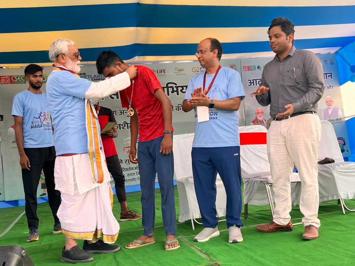 PIB_Patna's tweet photo. केंद्रीय राज्य मंत्री श्री @AshwiniKChoubey ने #आद्रभूमि_संरक्षण_अभियान के तहत आज #बक्सर के किला मैदान से 'जीवनशैली मैराथन' #LIFEathon को हरी झंडी दिखाकर रवाना किया। इस मैराथन में बड़ी संख्या में युवाओं एवं स्थानीय लोगों ने हिस्सा लिया।
#ChooseLiFE #MissionLife
@moefcc https://t.co/Fdbqu3xSM7