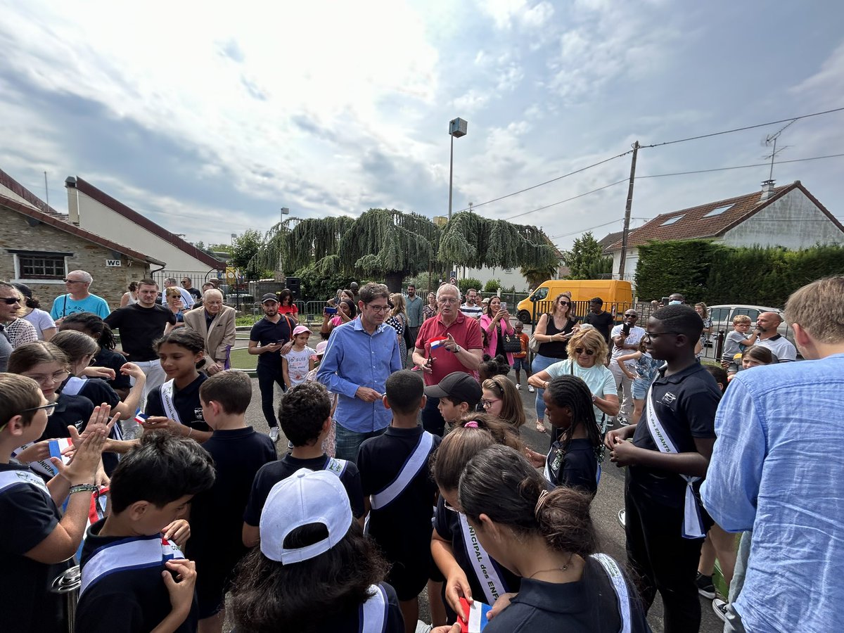 Jean-Marie Vilain (@jmvilain) on Twitter photo ⛳️ Inauguration du 𝗺𝗶𝗻𝗶𝗴𝗼𝗹𝗳 ⛳️
Rénové intégralement par les agents de <a href="/Viryofficiel/">Viry-Chatillon</a>, le minigolf a été inauguré ce matin en présence de notre député <a href="/robinreda/">Robin Reda</a>.
📆 Venez l’essayer aujourd’hui jusqu'à 21h.
🟢 Les entrées sont GRATUITES toute la journée 🟢 ⛳️ Inauguration du 𝗺𝗶𝗻𝗶𝗴𝗼𝗹𝗳 ⛳️
Rénové intégralement par les agents de <a href="/Viryofficiel/">Viry-Chatillon</a>, le minigolf a été inauguré ce matin en présence de notre député <a href="/robinreda/">Robin Reda</a>.
📆 Venez l’essayer aujourd’hui jusqu'à 21h.
🟢 Les entrées sont GRATUITES toute la journée 🟢
