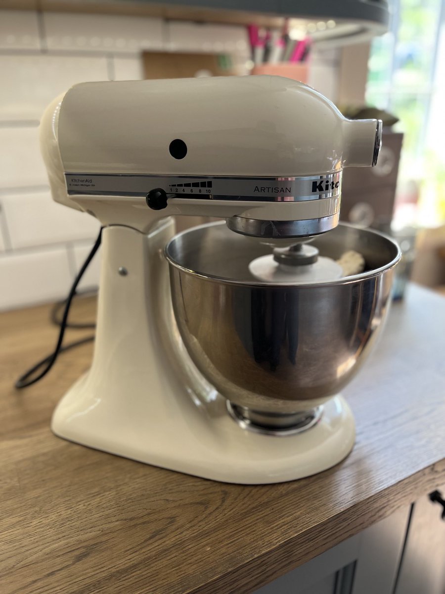 drkev26's tweet image. This is only the second time I have been allowed to use this thingy!! 😂 #pizzadough ⁦@KitchenAid_UK⁩ ⁦@OoniHQ⁩