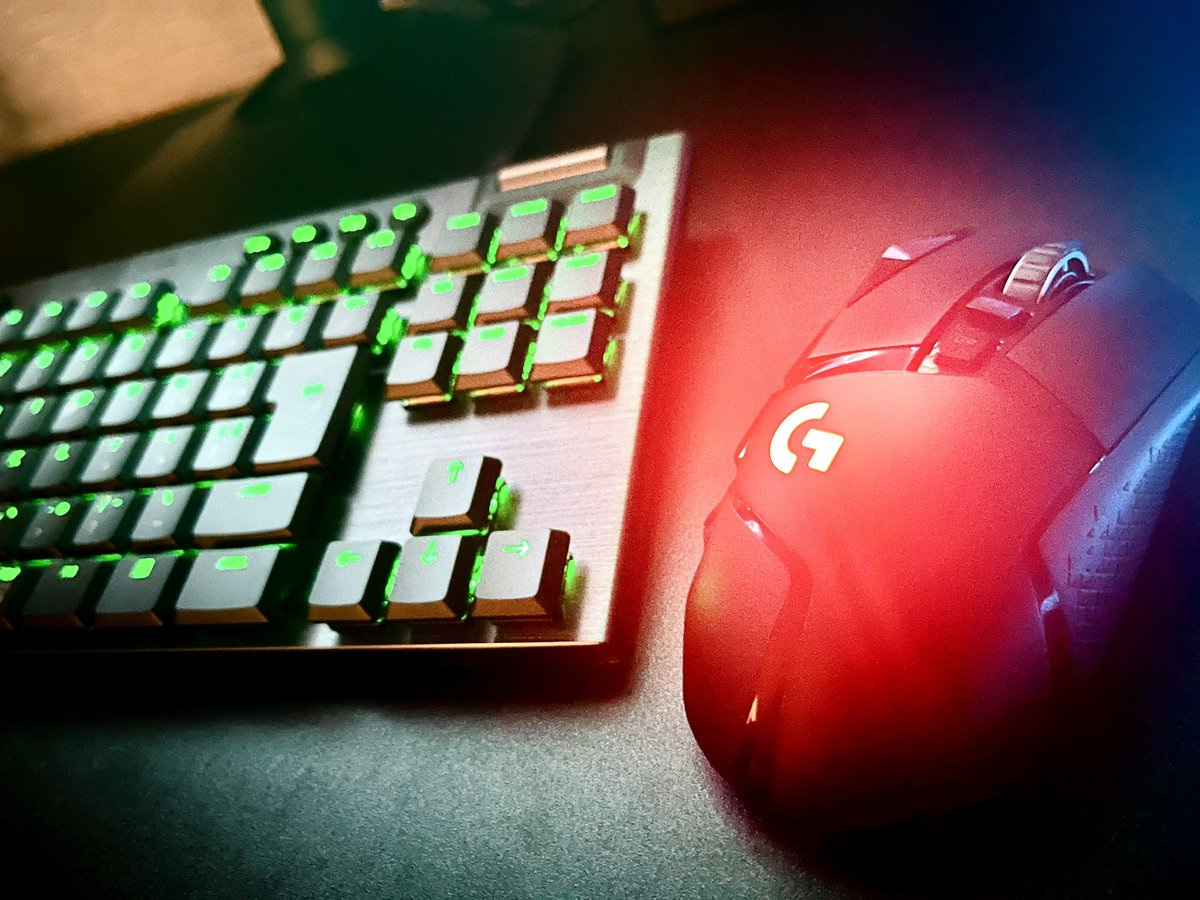 ALIENWARE AURORA R15
総額100万円くらいで最強のPC環境揃えた💪
いつでもプロゲーマーになった気分を味わえます。