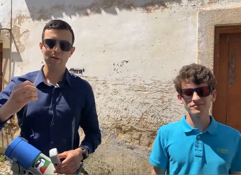 Este cromo foi para Évora assustar as crianças que estavam com os pais e jovens voluntários, a fazer pinturas, jogos e a divertir-se.

Foi em direção às crianças aos berros, colocando-as em risco e invadindo o seu espaço seguro.