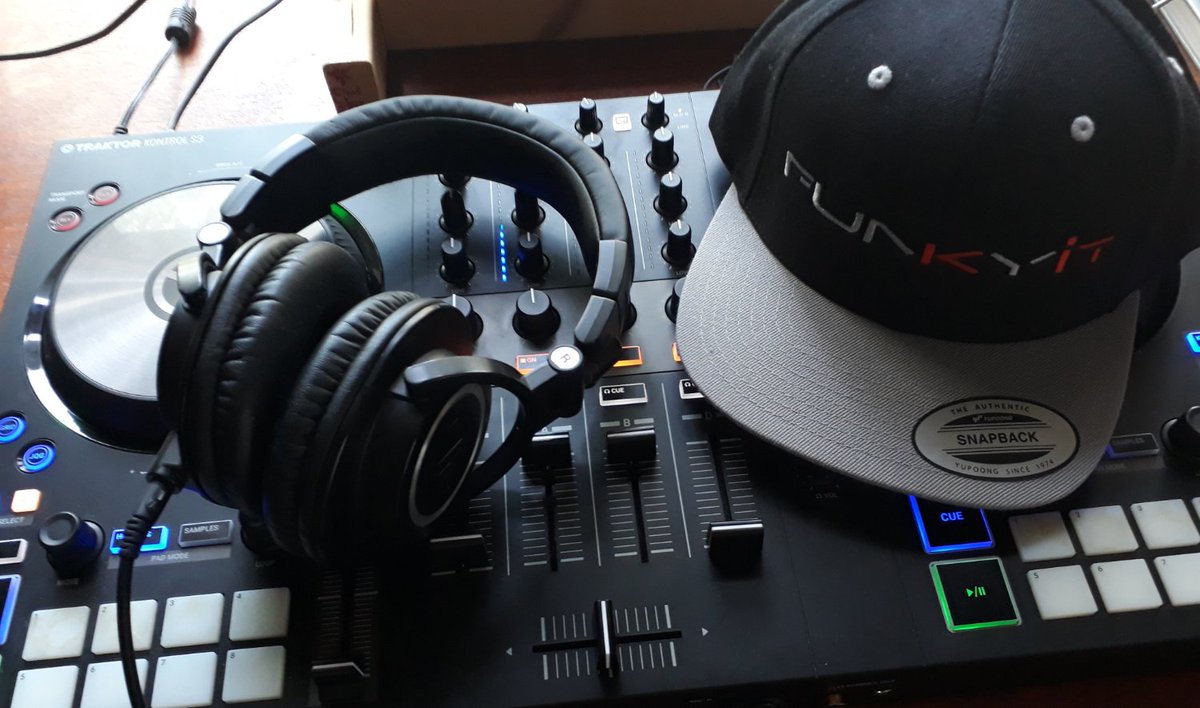 TuikoTrew's tweet image. Streaming essentials

@funkykit snapback from @streamlabs merch store with @NI_News #Traktor and @AudioTechnicaEU headphones but without @AVerMedia mic arm yet.

#Twitch #BoldlyCreate #Streamer #Gamer #ContentCreator #Art #DJ #Music @AVerMedia_DE #TrewMemes