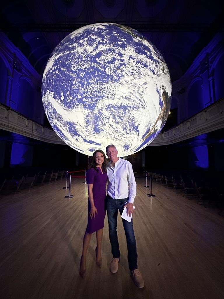Illuminating conversation beneath the amazing Gaia artwork ⁦@Paul_Lindley⁩ with ⁦@Lauratobin1⁩ on the climate crisis and her book ‘Everyday ways to save our planet’ ⁦@readingtownhall⁩ ⁦@UniofReading⁩ #gaia #inrdg 🌎