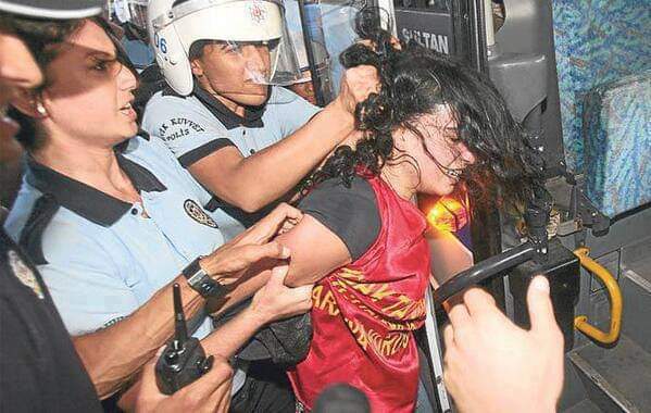 brahimc14878561's tweet photo. Nasıl öfkelenmem 
Düşündükçe memleketimi? 
Çırpınıyor ayakları altında 
bir avuç hergelenin

#NazımHikmet
#Gezi10yaşında https://t.co/kZWUHQ5LgO