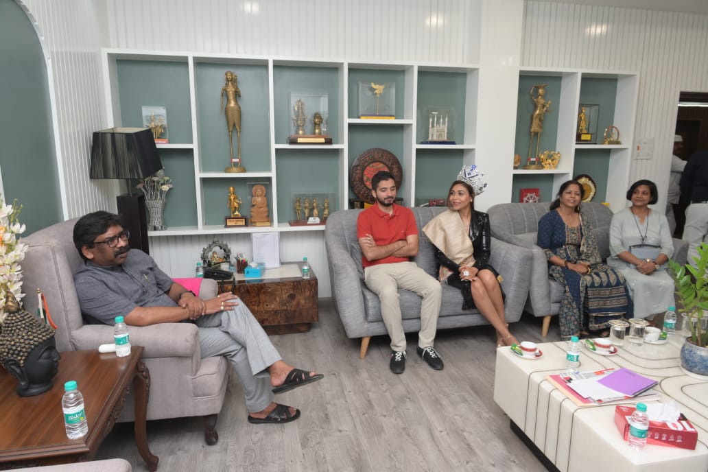 हेमंत सोरेनसे मिलीं मिसेज इंडिया अपराजिता सिन्हा Mrs India Aparajita Sinha met Hemant Soren