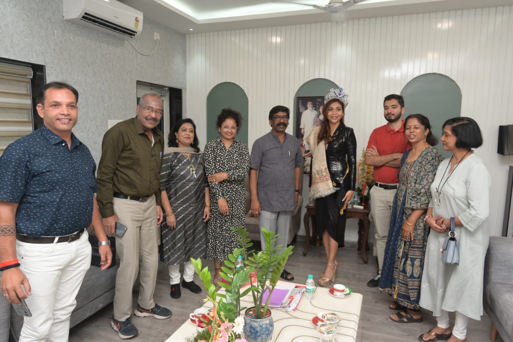 हेमंत सोरेनसे मिलीं मिसेज इंडिया अपराजिता सिन्हा Mrs India Aparajita Sinha met Hemant Soren