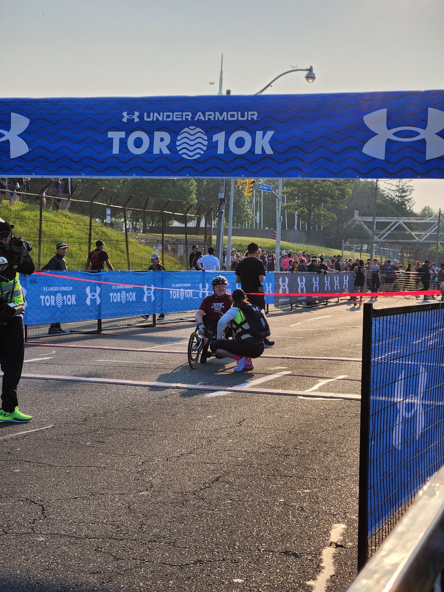 Here's @OI_Mike13 at the starting line for the @underarmour 10K.

He's currently on the course.
#AdaptiveAthlete #WheelchairRacing  #BloodSweatAndWheels