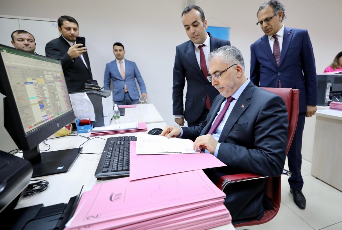csgbakanligi's tweet photo. Bakanımız Sn. @isikhanvedat, İstanbul Ümraniye Sosyal Güvenlik Merkezi’ni ziyaret etti. 

Işıkhan, EYT için yoğun mesai harcayan SGK personeline teşekkür ederek bayramlarını kutladı. 

Bir vatandaşın emekli aylığı bağlama işlemini de Bakan Işıkhan tamamladı. https://t.co/LpIbinyf7s