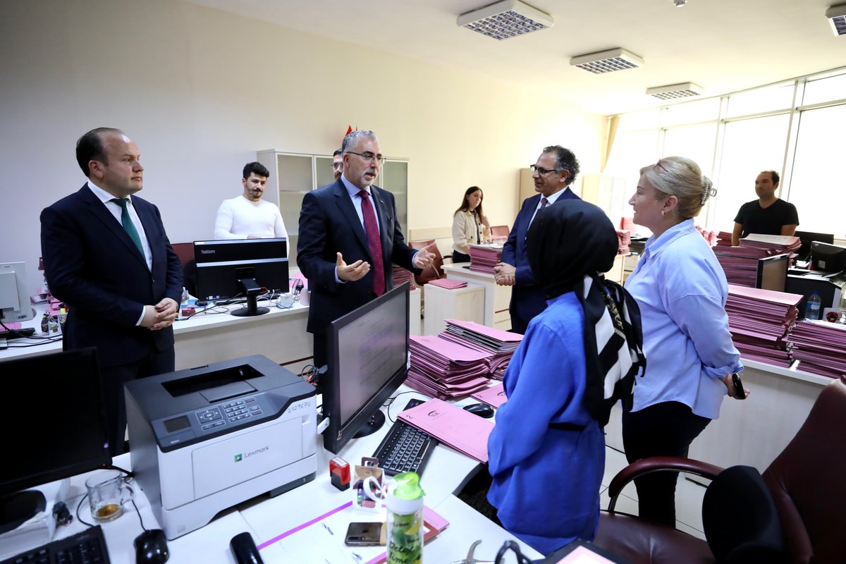 csgbakanligi's tweet photo. Bakanımız Sn. @isikhanvedat, İstanbul Ümraniye Sosyal Güvenlik Merkezi’ni ziyaret etti. 

Işıkhan, EYT için yoğun mesai harcayan SGK personeline teşekkür ederek bayramlarını kutladı. 

Bir vatandaşın emekli aylığı bağlama işlemini de Bakan Işıkhan tamamladı. https://t.co/LpIbinyf7s