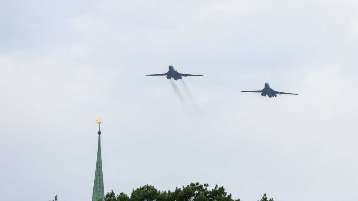 Latvijas_armija's tweet photo. Noslēdzoties kopīgām Gaisa spēku mācībām, zemo pārlidojumu virs Rīgas veica ASV stratēģiskie bumbvedēji B-1B "Lancer".

📷 Gatis Dieziņš, Armīns Janiks @AizsardzibasMin https://t.co/aVwR6puRUp