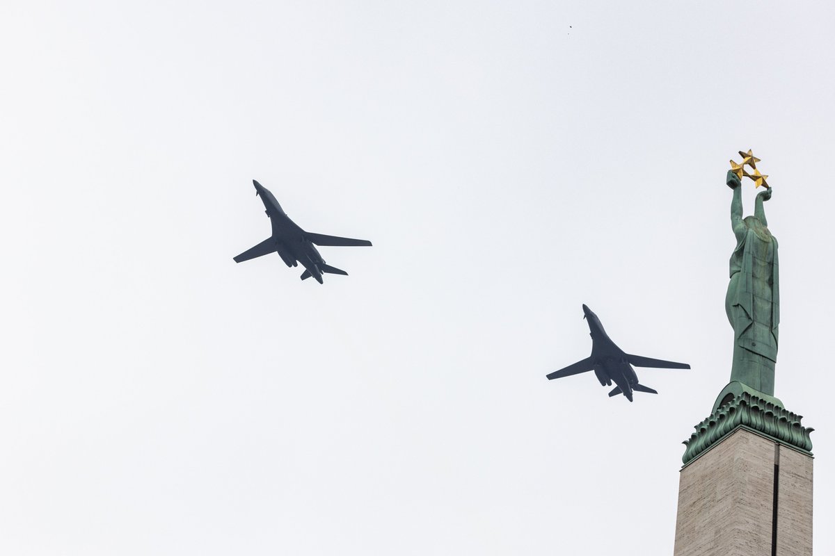 Latvijas_armija's tweet photo. Noslēdzoties kopīgām Gaisa spēku mācībām, zemo pārlidojumu virs Rīgas veica ASV stratēģiskie bumbvedēji B-1B "Lancer".

📷 Gatis Dieziņš, Armīns Janiks @AizsardzibasMin https://t.co/aVwR6puRUp