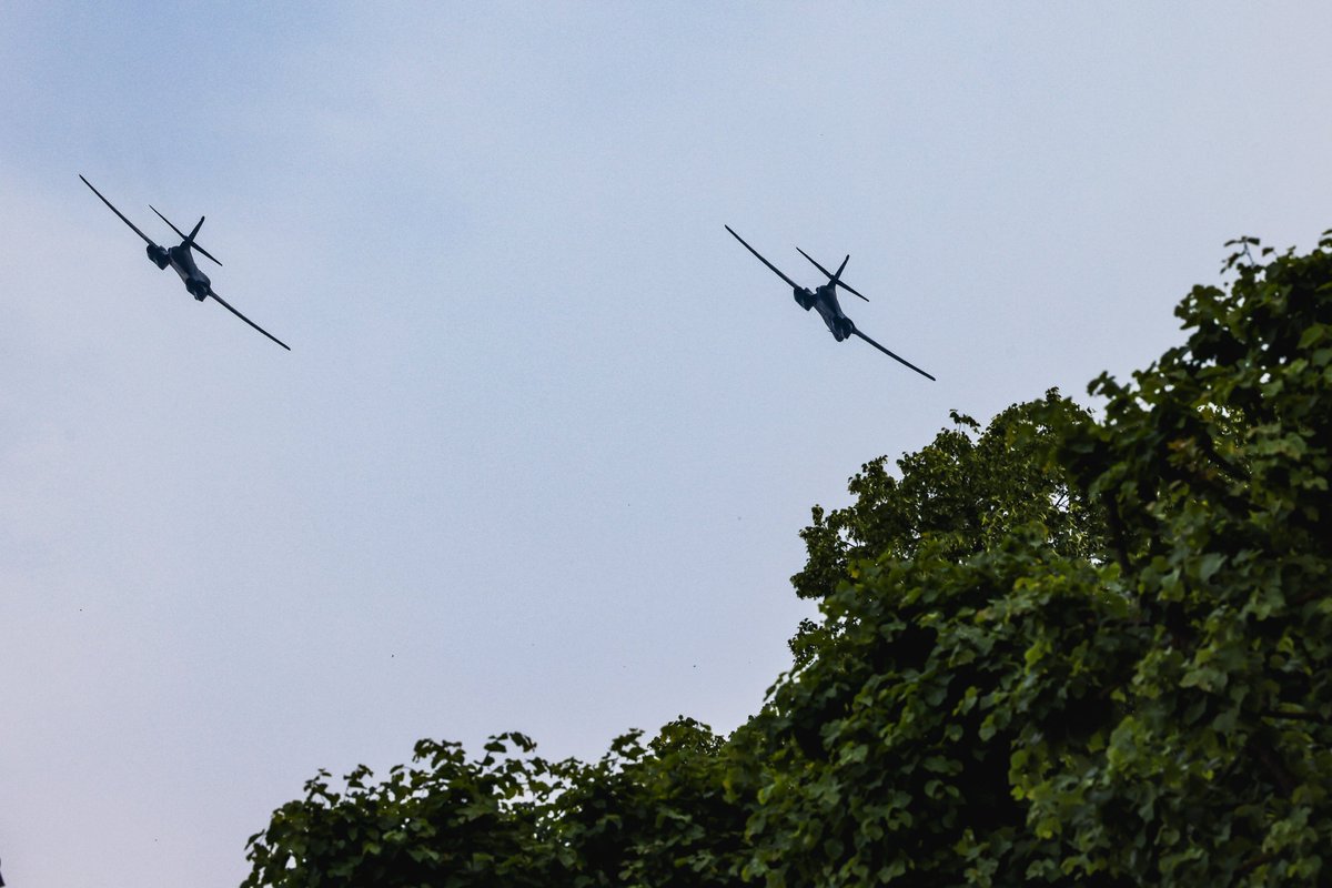 Latvijas_armija's tweet photo. Noslēdzoties kopīgām Gaisa spēku mācībām, zemo pārlidojumu virs Rīgas veica ASV stratēģiskie bumbvedēji B-1B "Lancer".

📷 Gatis Dieziņš, Armīns Janiks @AizsardzibasMin https://t.co/aVwR6puRUp