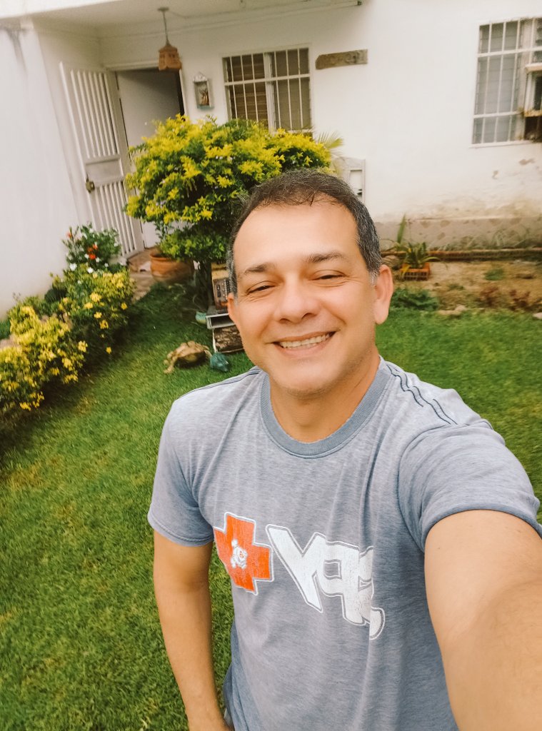 fisicabio's tweet photo. Luna y Yo les deseamos un excelente Sábado. Que puedan descansar y tener un día de tranquilidad en casa. https://t.co/18lczpEQ7G