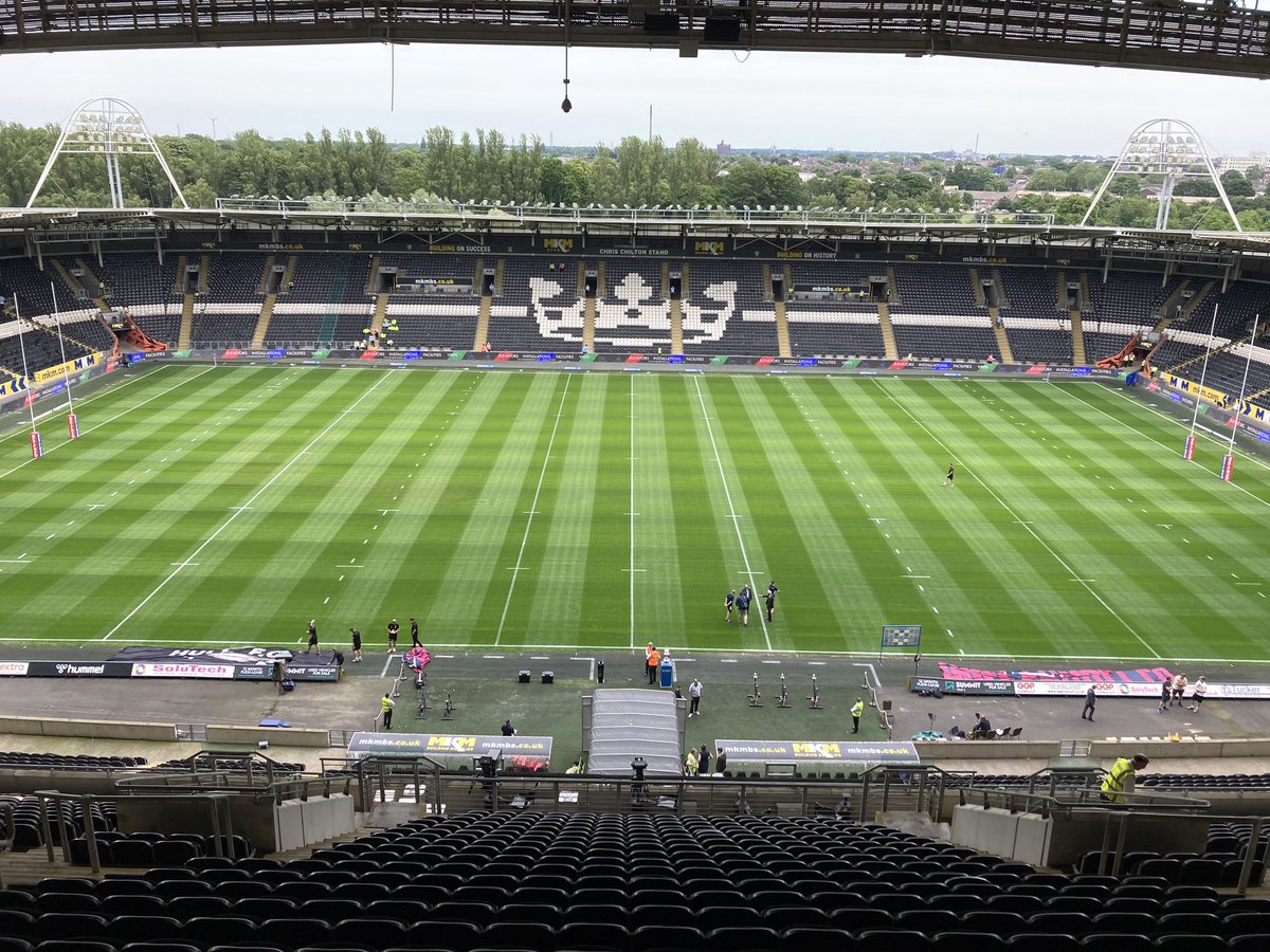 RichardStead's tweet photo. Not sure you can tell from the photos but it would appear there’s a slight issue with the pitch markings at the MKM.
The 40s don’t seem to be 10 from halfway.
Lots of pacing and head scratching.
#RugbyLeague
📻 @RadioHumberside @BBCSounds https://t.co/ZkRnEjYahS