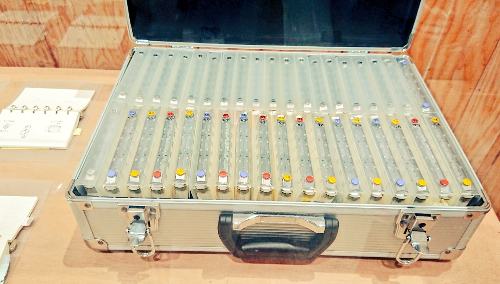 アイデアってこういう積み重ねで生まれるんだなーって、ワクワクした。一冊の本ができるまでの思考の流れが面白くて、こういう方法もあるのかよか、私も同じことしてる!!とか創作する上で本当に勉強になったなあ。 https://t.co/LUoewg3Ioh