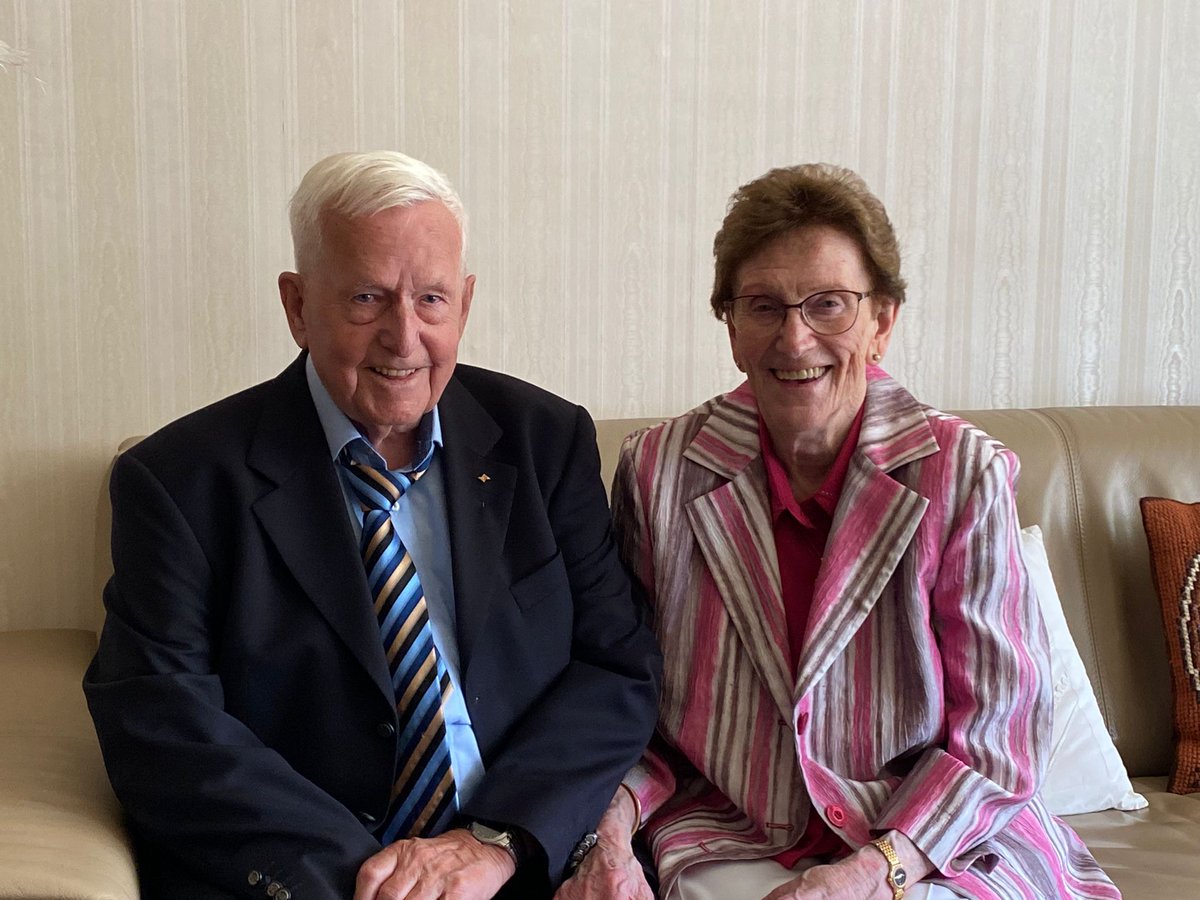 Burgemeester Astrid Heijstee feliciteerde gisteren het bruidspaar Tukker met hun 65-jarig huwelijk! Gestart in Oude Wetering, en nóóit meer weggegaan. Er kwamen bijzondere verhalen voorbij. Samen houden ze elkaar nog altijd scherp. Een bijzonder moment voor hen en hun gezin!