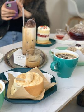 You can take photos when you're tired of talking. The shop is cold but warm and has a very high rate of photos. ❤️