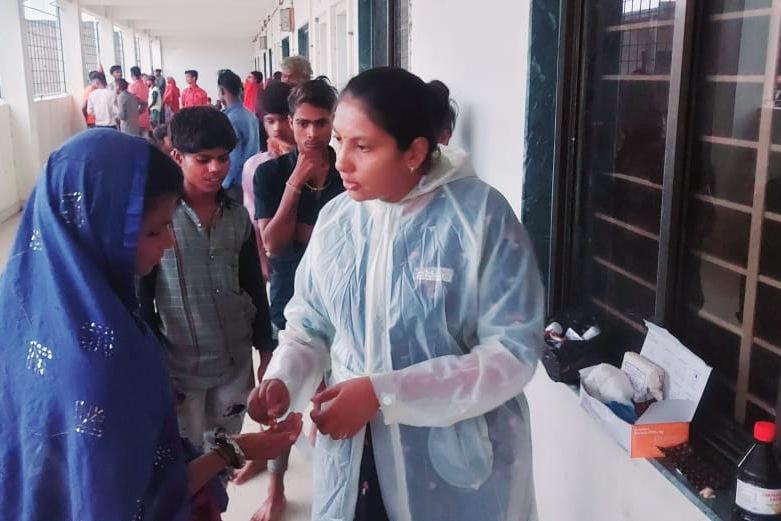 Health Screening of Laborer's Displaced Due to Possible Cyclone at HAJIPIR, Kutch near INDO-PAK Bordor.

#CycloneBiporjoy #GujaratCyclone #CHOPPatel