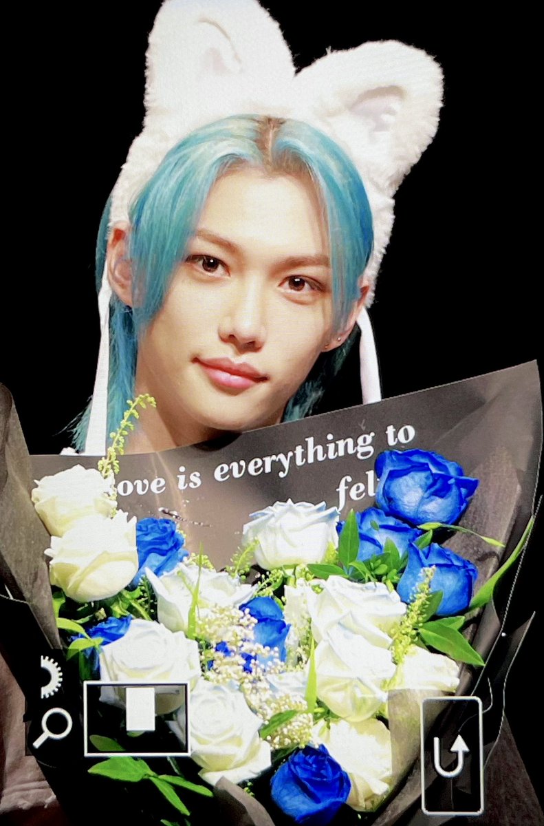 Felix.FriedChicken🍗🍗 on Twitter: "RT @pixievll: felix being gifted a ...