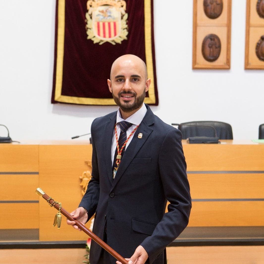 Per Algemesí i pels algemesinencs. Honor. Responsabilitat. Humiltat.